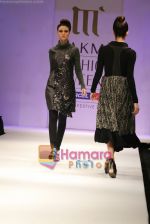 Model walks the ramp for Manju Agarwal Show at Lakme Winter fashion week day 5 on 21st Sept 2010 (17).JPG