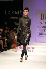 Model walks the ramp for Manju Agarwal Show at Lakme Winter fashion week day 5 on 21st Sept 2010 (18).JPG