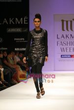 Model walks the ramp for Manju Agarwal Show at Lakme Winter fashion week day 5 on 21st Sept 2010 (20).JPG
