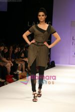 Model walks the ramp for Manju Agarwal Show at Lakme Winter fashion week day 5 on 21st Sept 2010 (22).JPG
