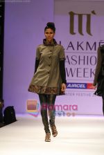 Model walks the ramp for Manju Agarwal Show at Lakme Winter fashion week day 5 on 21st Sept 2010 (23).JPG