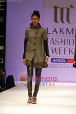 Model walks the ramp for Manju Agarwal Show at Lakme Winter fashion week day 5 on 21st Sept 2010 (24).JPG
