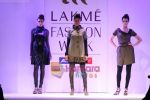 Model walks the ramp for Manju Agarwal Show at Lakme Winter fashion week day 5 on 21st Sept 2010 (26).JPG