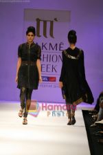 Model walks the ramp for Manju Agarwal Show at Lakme Winter fashion week day 5 on 21st Sept 2010 (3).JPG