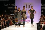 Model walks the ramp for Manju Agarwal Show at Lakme Winter fashion week day 5 on 21st Sept 2010 (31).JPG