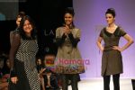 Model walks the ramp for Manju Agarwal Show at Lakme Winter fashion week day 5 on 21st Sept 2010 (32).JPG