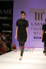 Model walks the ramp for Manju Agarwal Show at Lakme Winter fashion week day 5 on 21st Sept 2010 (5).JPG