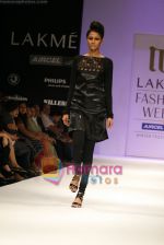 Model walks the ramp for Manju Agarwal Show at Lakme Winter fashion week day 5 on 21st Sept 2010 (8).JPG