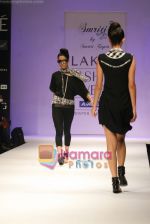 Model walks the ramp for Smriti Gupta Show at Lakme Winter fashion week day 5 on 21st Sept 2010 (13).JPG