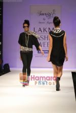 Model walks the ramp for Smriti Gupta Show at Lakme Winter fashion week day 5 on 21st Sept 2010 (14).JPG