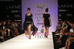 Model walks the ramp for Smriti Gupta Show at Lakme Winter fashion week day 5 on 21st Sept 2010 (18).JPG