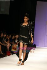 Model walks the ramp for Smriti Gupta Show at Lakme Winter fashion week day 5 on 21st Sept 2010 (19).JPG