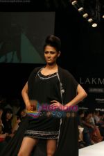 Model walks the ramp for Smriti Gupta Show at Lakme Winter fashion week day 5 on 21st Sept 2010 (20).JPG