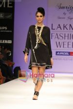 Model walks the ramp for Smriti Gupta Show at Lakme Winter fashion week day 5 on 21st Sept 2010 (22).JPG