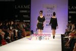 Model walks the ramp for Smriti Gupta Show at Lakme Winter fashion week day 5 on 21st Sept 2010 (26).JPG