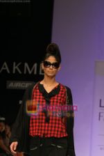 Model walks the ramp for Smriti Gupta Show at Lakme Winter fashion week day 5 on 21st Sept 2010 (34).JPG