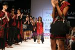 Model walks the ramp for Smriti Gupta Show at Lakme Winter fashion week day 5 on 21st Sept 2010 (46).JPG