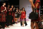 Model walks the ramp for Smriti Gupta Show at Lakme Winter fashion week day 5 on 21st Sept 2010 (49).JPG