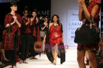 Model walks the ramp for Smriti Gupta Show at Lakme Winter fashion week day 5 on 21st Sept 2010 (50).JPG