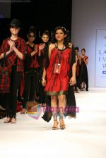 Model walks the ramp for Smriti Gupta Show at Lakme Winter fashion week day 5 on 21st Sept 2010 (51).JPG
