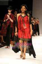 Model walks the ramp for Smriti Gupta Show at Lakme Winter fashion week day 5 on 21st Sept 2010 (52).JPG