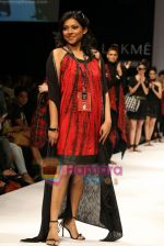 Model walks the ramp for Smriti Gupta Show at Lakme Winter fashion week day 5 on 21st Sept 2010 (53).JPG