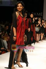 Model walks the ramp for Smriti Gupta Show at Lakme Winter fashion week day 5 on 21st Sept 2010 (54).JPG