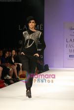 Model walks the ramp for Smriti Gupta Show at Lakme Winter fashion week day 5 on 21st Sept 2010 (9).JPG
