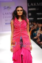 Model walks the ramp for Sulakshana Show at Lakme Winter fashion week day 5 on 21st Sept 2010 (36).JPG