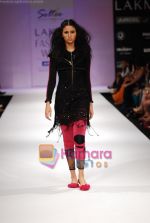 Model walks the ramp for Sulakshana Show at Lakme Winter fashion week day 5 on 21st Sept 2010 (41).JPG