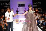 Model walks the ramp for Vivek Kumar Show at Lakme Winter fashion week day 5 on 21st Sept 2010 (35).JPG