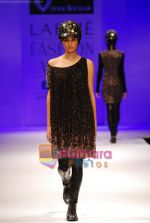 Model walks the ramp for Vivek Kumar Show at Lakme Winter fashion week day 5 on 21st Sept 2010 (36).JPG