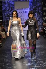 Sridevi walks the ramp for Neeta Lulla Show at Lakme Winter fashion week day 5 on 21st Sept 2010 (18).JPG