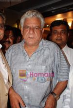 Om Puri at the launch of The Great Nawabs restaurant in Lokahndwala market on 23rd Sept 2010 (7).JPG