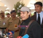Aamir Khan speaks to media about Peeppli Live going to Oscars at Mumbai airport on 25th Sept 2010 (6).JPG