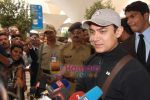 Aamir Khan speaks to media about Peeppli Live going to Oscars at Mumbai airport on 25th Sept 2010 (7).JPG