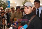 Aamir Khan speaks to media about Peeppli Live going to Oscars at Mumbai airport on 25th Sept 2010 (8).JPG