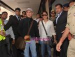 Aamir Khan speaks to media about Peeppli Live going to Oscars at Mumbai airport on 25th Sept 2010 (9).JPG