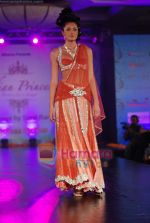 Model walks the ramp for Archana Kocchar Show at Indian Princess in J W Marriott on 25th Sept 2010 (21).JPG