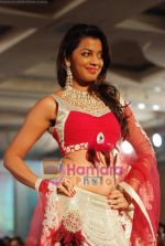 Mugdha Godse walks the ramp for Manali Jagtap Show at Indian Princess in J W Marriott on 25th Sept 2010 (33).JPG