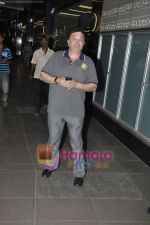 Rishi Kapoor spotted at Mumbai Airport on his way back frm South Africa in International Airport, Mumbai on 25th Sept 2010 (15).JPG
