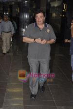 Rishi Kapoor spotted at Mumbai Airport on his way back frm South Africa in International Airport, Mumbai on 25th Sept 2010 (4).JPG