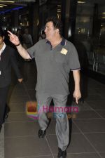 Rishi Kapoor spotted at Mumbai Airport on his way back frm South Africa in International Airport, Mumbai on 25th Sept 2010 (8).JPG