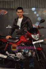 Aamir Khan at the launch of Mahindra_s new bikes Mojo and Stallion in Trident on 30th Sept 2010 (13).JPG