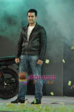 Aamir Khan at the launch of Mahindra_s new bikes Mojo and Stallion in Trident on 30th Sept 2010 (59).JPG