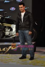 Aamir Khan at the launch of Mahindra_s new bikes Mojo and Stallion in Trident on 30th Sept 2010 (6).JPG