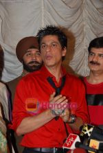 Shahrukh Khan meets the star cast of Khichdi film in Filmistan on 1st Oct 2010 (54).JPG