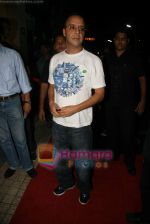 Vidhu Vinod Chopra at Robot premiere hosted by Rajnikant in PVR, Juhu on 4th Sept 2010 (3)~0.JPG
