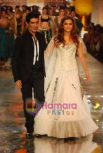 Aishwarya Rai Bachchan walks the ramp for Manish Malhotra Show on day 1 of HDIL on 6th Oct 2010 (11)~0.JPG