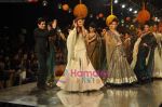 Aishwarya Rai Bachchan walks the ramp for Manish Malhotra Show on day 1 of HDIL on 6th Oct 2010 (19).JPG